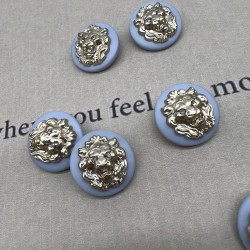 Пуговицы пластик нежно-голубые с золотистыми львами, 23 мм