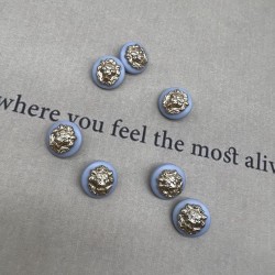 Пуговицы пластик нежно-голубые с золотистыми львами, 18 мм