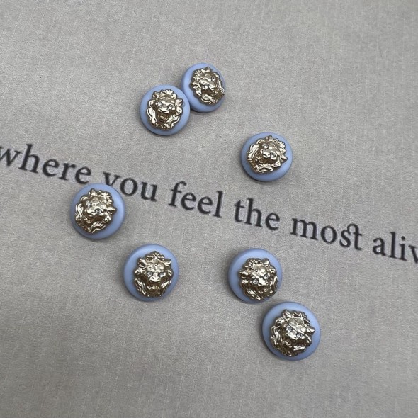 Пуговицы пластик нежно-голубые с золотистыми львами, 18 мм