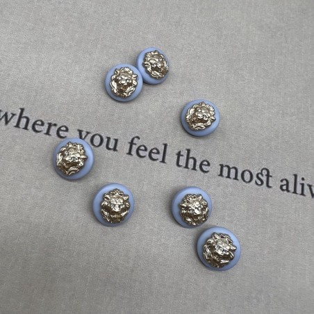 Пуговицы пластик нежно-голубые с золотистыми львами, 18 мм