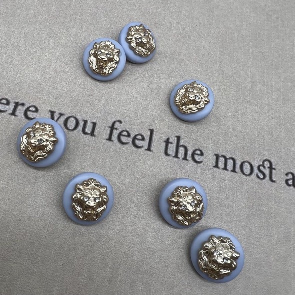 Пуговицы пластик нежно-голубые с золотистыми львами, 18 мм