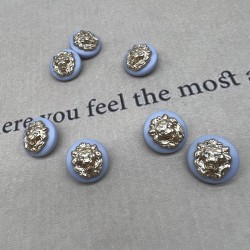 Пуговицы пластик нежно-голубые с золотистыми львами, 18 мм