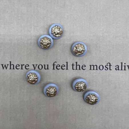 Пуговицы пластик нежно-голубые с золотистыми львами, 18 мм