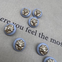Пуговицы пластик нежно-голубые с золотистыми львами, 18 мм
