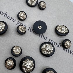 Пуговицы пластик черные с золотистыми львами, 23 мм