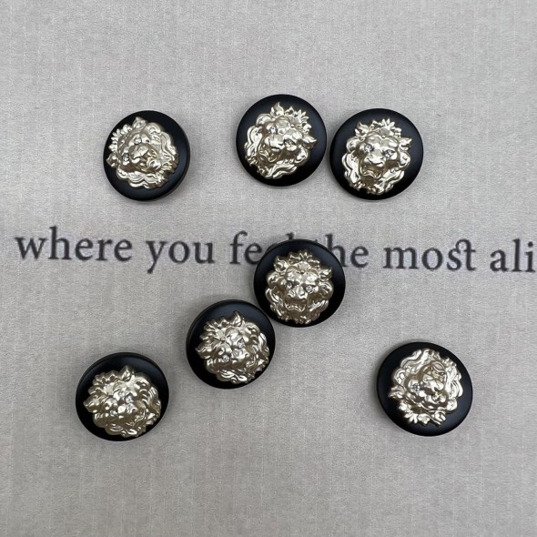 Пуговицы пластик черные с золотистыми львами, 23 мм