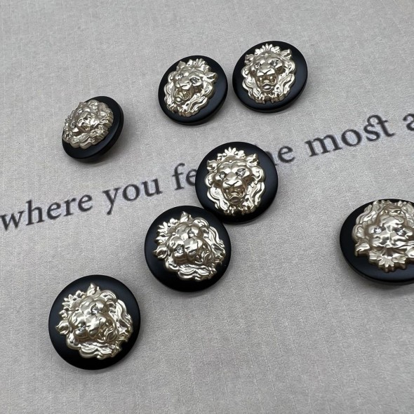 Пуговицы пластик черные с золотистыми львами, 23 мм