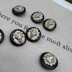 Пуговицы пластик черные с золотистыми львами, 23 мм