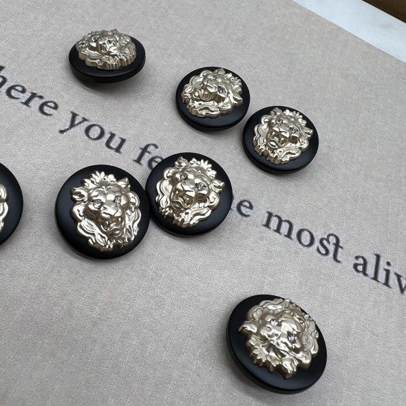 Пуговицы пластик черные с золотистыми львами, 23 мм