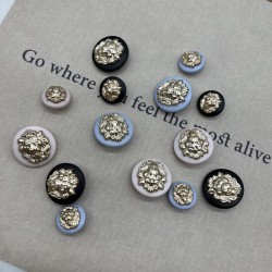 Пуговицы пластик черные с золотистыми львами, 23 мм