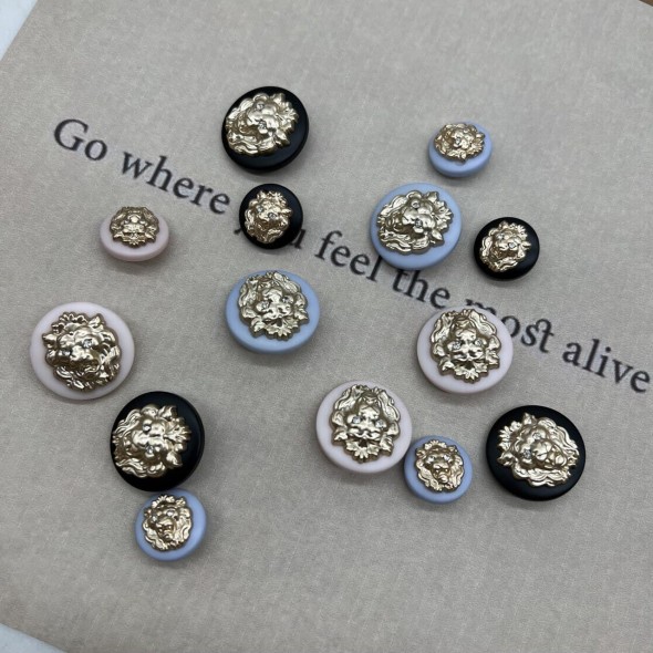 Пуговицы пластик черные с золотистыми львами, 23 мм