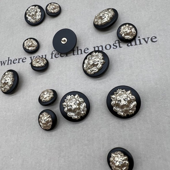 Пуговицы пластик черные с золотистыми львами, 18 мм