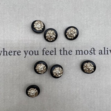 Пуговицы пластик черные с золотистыми львами, 18 мм