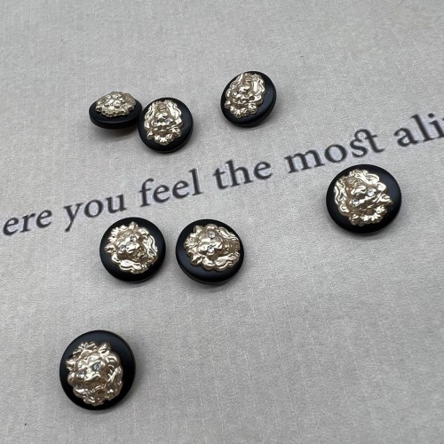 Пуговицы пластик черные с золотистыми львами, 18 мм 2