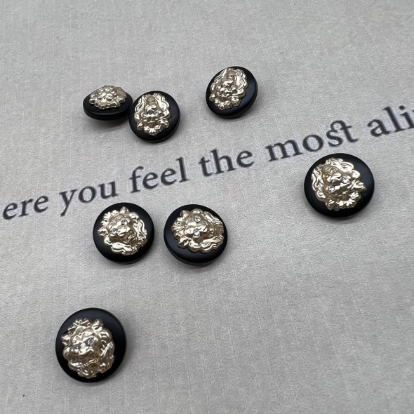 Пуговицы пластик черные с золотистыми львами, 18 мм
