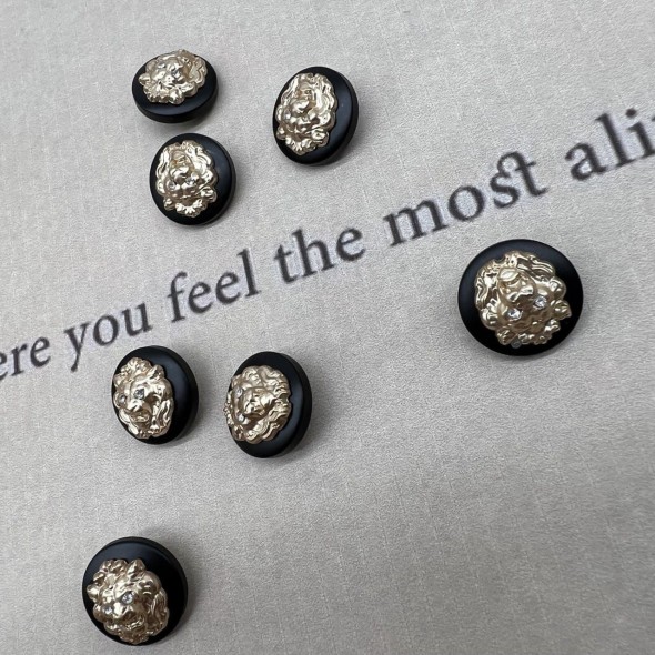 Пуговицы пластик черные с золотистыми львами, 18 мм