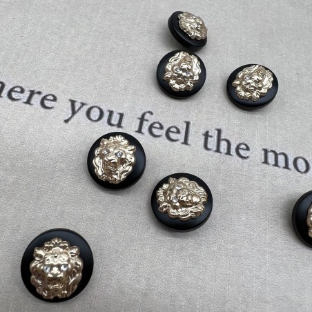 Пуговицы пластик черные с золотистыми львами, 18 мм