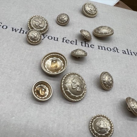 Пуговицы металл,легкие,матовое золото с бантиками, 18 мм