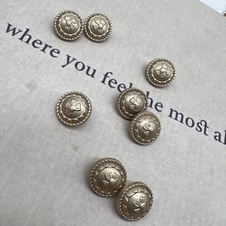 Пуговицы металл,легкие,матовое золото с бантиками, 18 мм