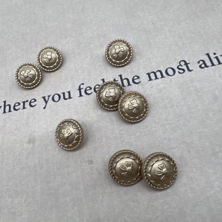 Пуговицы металл,легкие,матовое золото с бантиками, 18 мм