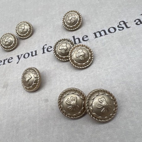 Пуговицы металл,легкие,матовое золото с бантиками, 18 мм