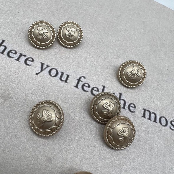 Пуговицы металл,легкие,матовое золото с бантиками, 18 мм