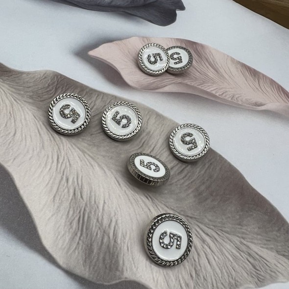 Пуговицы металлические серебристые с белой эмалью и цифрой 5, диаметр 18 мм