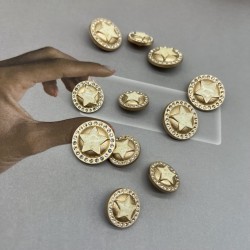 Пуговицы металлические золотистые матовые со звездой и мелкими стразами, 18 мм