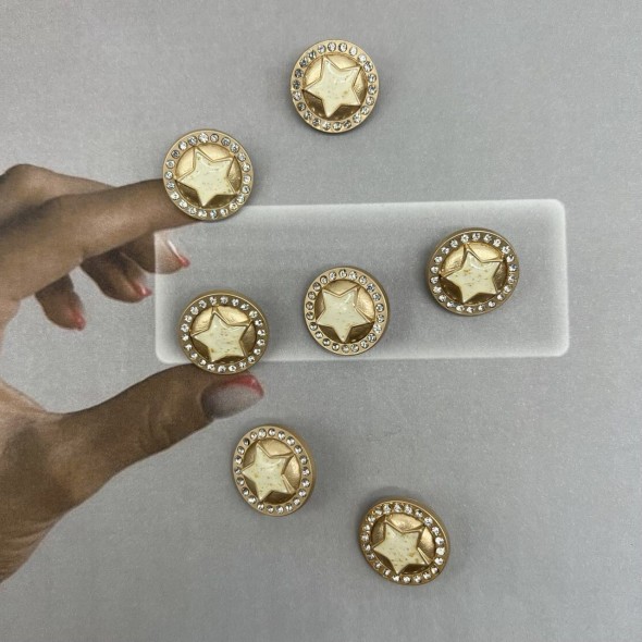 Пуговицы металлические золотистые матовые со звездой и мелкими стразами, 18 мм