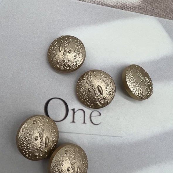 Пуговицы золотистые, матовый метал на ножке, с фактурной поверхностью, 25 мм