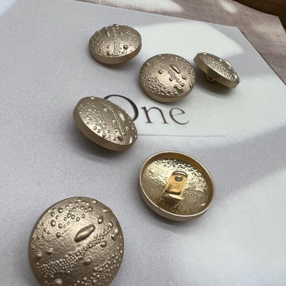 Пуговицы золотистые, матовый метал на ножке, с фактурной поверхностью, 25 мм