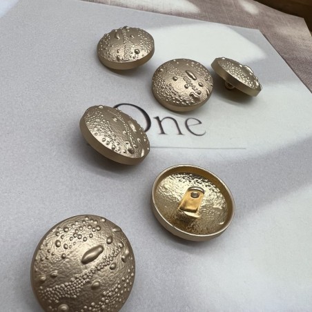 Пуговицы золотистые, матовый метал на ножке, с фактурной поверхностью, 25 мм
