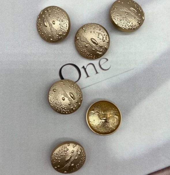 Пуговицы золотистые, матовый метал на ножке, с фактурной поверхностью, 25 мм
