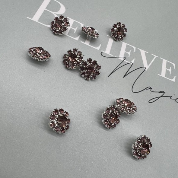 Пуговицы серебристый метал со стразами брусничного цвета, на ножке, 12 мм