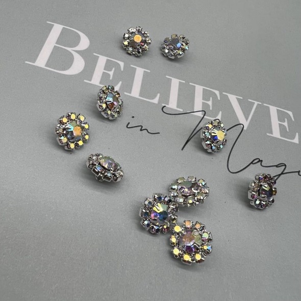 Пуговицы серебристый метал со стразами хамелеон, на ножке, 12 мм