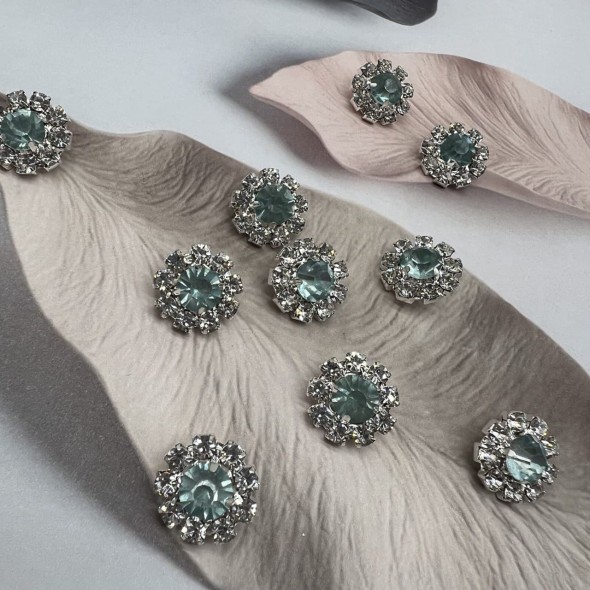 Пуговицы серебристый металл со стразами цвета кристалл и светло-бирюзовыми, на ножке, 16 мм