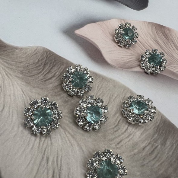 Пуговицы серебристый металл со стразами цвета кристалл и светло-бирюзовыми, на ножке, 16 мм