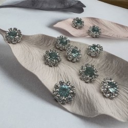 Пуговицы серебристый металл со стразами цвета кристалл и светло-бирюзовыми, на ножке, 16 мм