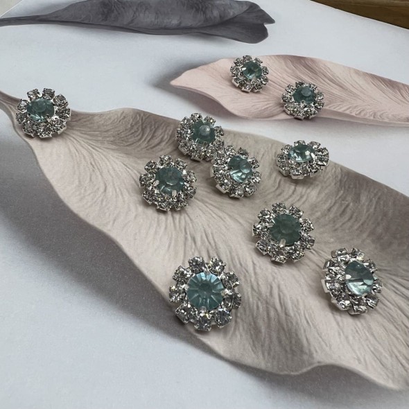 Пуговицы серебристый металл со стразами цвета кристалл и светло-бирюзовыми, на ножке, 16 мм