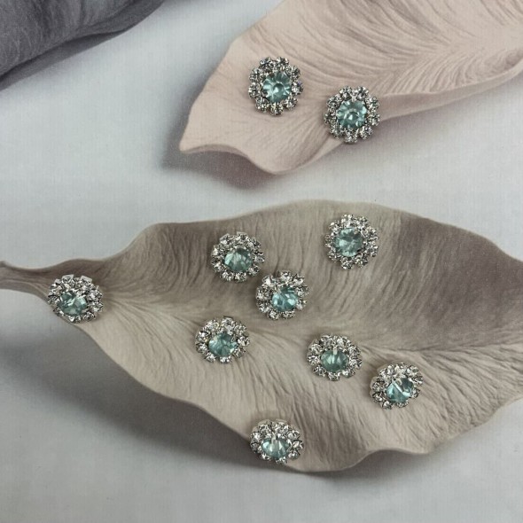 Пуговицы серебристый металл со стразами цвета кристалл и светло-бирюзовыми, на ножке, 16 мм