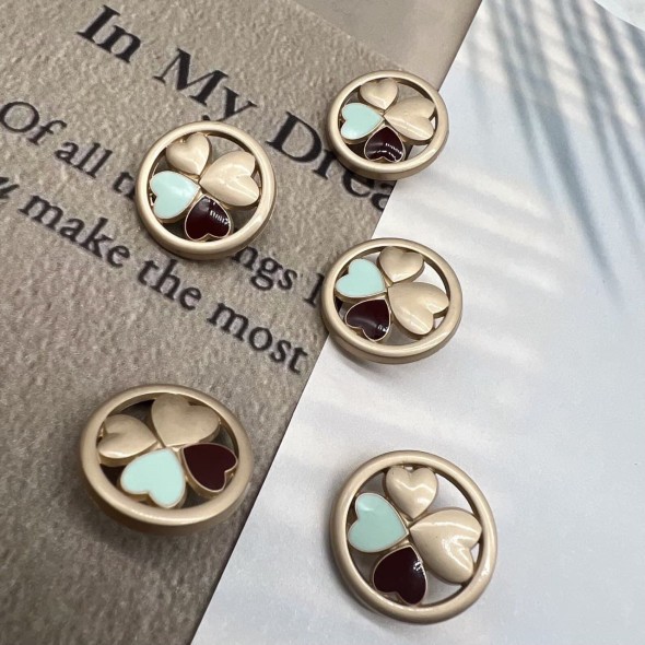 Пуговицы матовое золото, с декором в виде сердечек, покрытых цветной эмалью, 20 мм