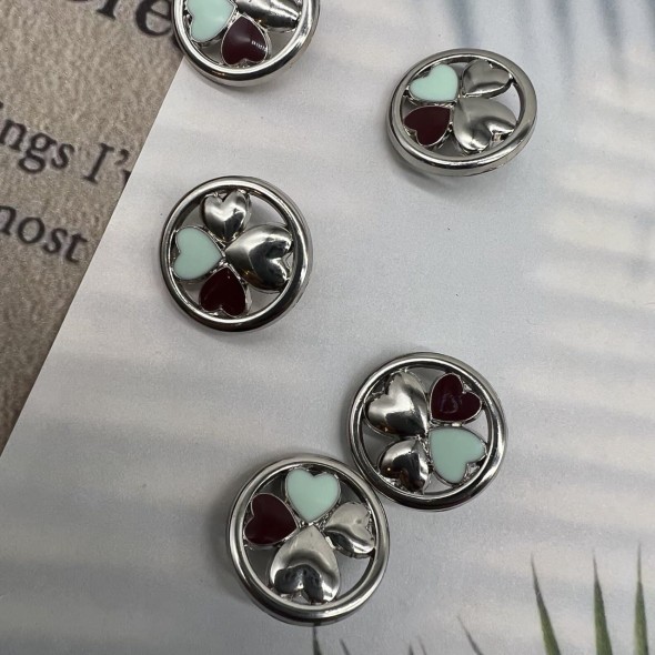 Пуговицы цвета серебра, с декором в виде сердечек, покрытых цветной эмалью, 20 мм