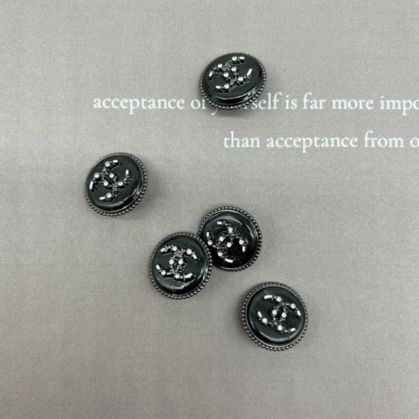 Пуговицы темное серебро с чёрным перламутром, декорированы мелкими стразами, 23 мм