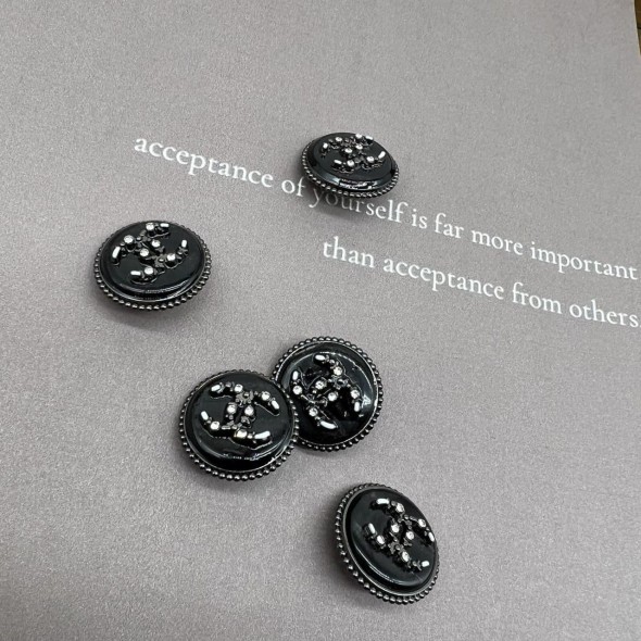 Пуговицы темное серебро с чёрным перламутром, декорированы мелкими стразами, 23 мм