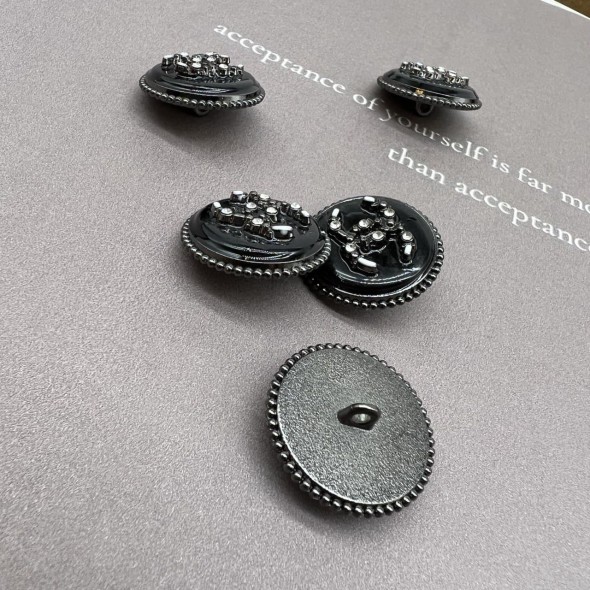 Пуговицы темное серебро с чёрным перламутром, декорированы мелкими стразами, 23 мм