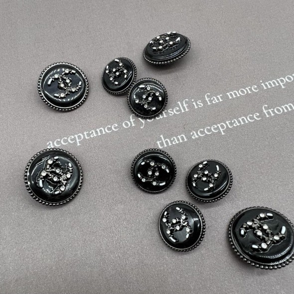 Пуговицы темное серебро с чёрным перламутром, декорированы мелкими стразами, 23 мм