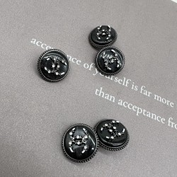 Пуговицы темное серебро с чёрным перламутром, декорированы мелкими стразами, 18 мм