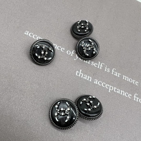 Пуговицы темное серебро с чёрным перламутром, декорированы мелкими стразами, 18 мм