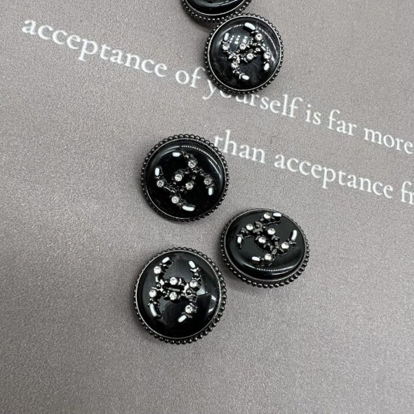 Пуговицы темное серебро с чёрным перламутром, декорированы мелкими стразами, 18 мм