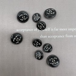 Пуговицы темное серебро с чёрным перламутром, декорированы мелкими стразами, 18 мм